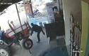 Video: Chờ xe buýt, người đàn ông bị xe đầu kéo tông kinh hoàng