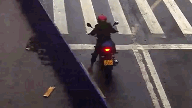 Video: Bị xe tải va trúng đầu, người đàn ông thoát chết nhờ mũ bảo hiểm