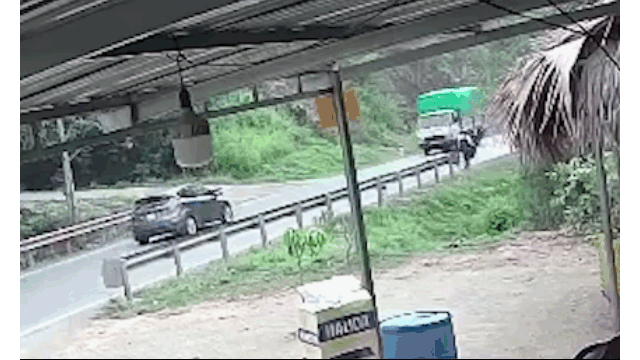 Kinh hoàng khoảnh khắc ô tô tông trực diện xe tải ở Sơn La