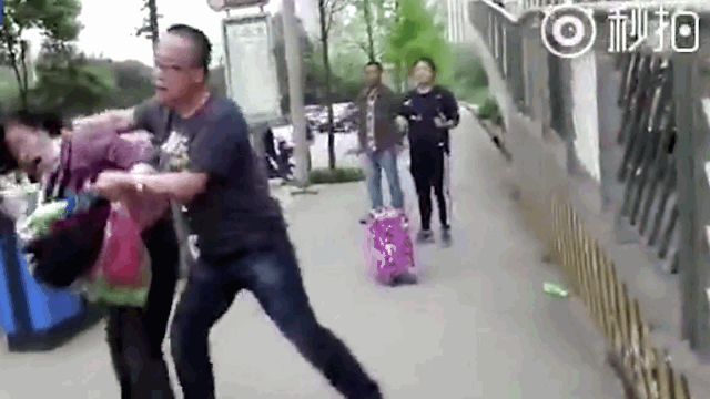 Video: Bị xịt hơi cay vào mặt, gã đàn ông túm tóc đánh phụ nữ 