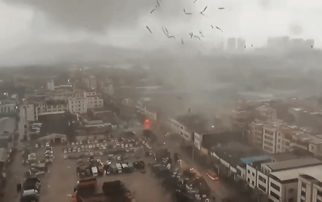 Video: Tia lửa cháy sáng rực khi lốc xoáy xé toạc bầu trời