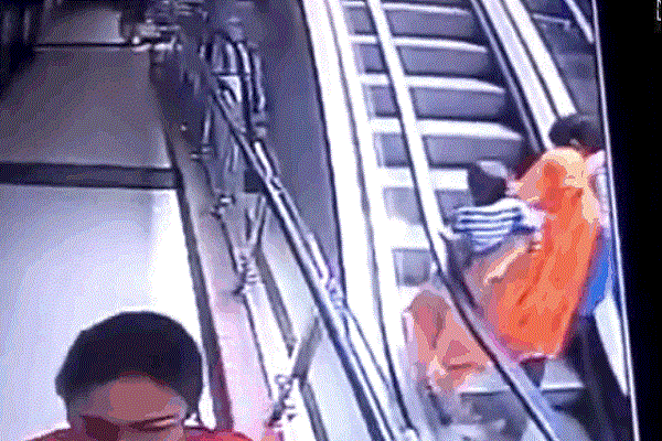 Video: Mải chụp ảnh trên thang cuốn, mẹ làm rơi con từ tầng 3 xuống