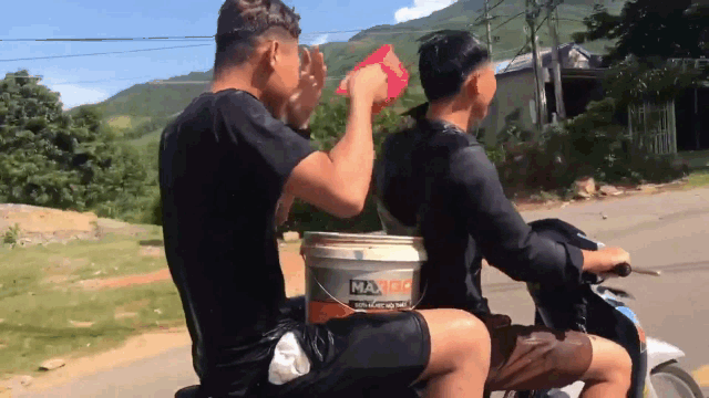 Video: Kết đắng cho 2 thanh niên vừa đi xe máy, vừa múc nước gội đầu