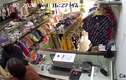 Video: Vờ mua đồ, nam thanh niên rút dao đâm nhân viên cướp tiền, vàng