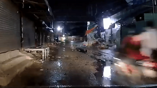 Video: Sốc với cảnh xe máy phóng nhanh, người ngồi sau rơi xuống đường