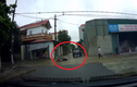 Video: Lao thẳng vào hông ôtô, tài xế xe máy gục ngay tại chỗ