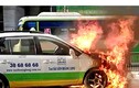 Taxi cháy dữ dội trên đường chở khách ra Tân Sơn Nhất