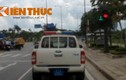 Xe cảnh sát vượt đèn đỏ trên đại lộ hiện đại nhất Sài Gòn