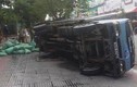 Xe tải lật, đè chết một phụ nữ ở trung tâm Sài Gòn