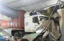 Container khủng lao thẳng vào nhà dân giữa đêm khuya ở TP HCM