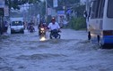 Đường Sài Gòn ngập trong biển nước vì triều cường đạt đỉnh