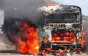 TPHCM: Xe khách cháy dữ dội trên cao tốc, 30 người suýt chết