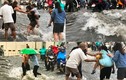 Trẻ la khóc, người già cầu cứu trong nước ngập cuồn cuộn ở Sài Gòn