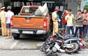 Ảnh: Xe bán tải càn quét, cuốn nhiều người và xe vào gầm ở Sài Gòn
