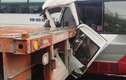 Kinh hoàng: Xe khách húc container, tái xế mắc kẹt kêu cứu thảm thiết
