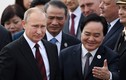 Tổng thống Nga Putin vẫy tay chào người dân khi đến Đà Nẵng