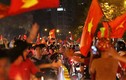 Đêm trắng nhuộm đỏ Sài Gòn mừng tuyển Việt Nam đẹp “chưa từng thấy“