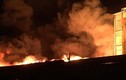 TPHCM: Cháy kho dầu hàng trăm cảnh sát dập lửa xuyên đêm