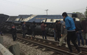 Hiện trường vụ tàu hỏa đâm xe tải nát bét ở Hà Nội