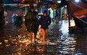 Hà Nội mưa lớn, người dân lội nước bì bõm đêm giao thừa