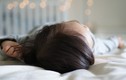 Bé gái 7 tuổi dậy thì sớm vì thói quen ngủ bật đèn 