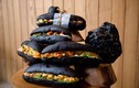 “Giải mã” món bánh mì đen như than đang gây sốt ở Quảng Ninh