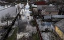 Cận cảnh ngôi làng Ukraine tự “nhấm chìm trong nước”