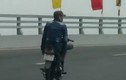 Thanh niên đất Cảng bỏ 2 tay chạy xe máy 'làm xiếc' trên cầu