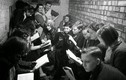 Góc ảnh độc lạ trẻ em Anh đi học thời Thế chiến 2 