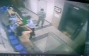 Video: Bị nhắc nhở đeo khẩu trang, 1 phụ nữ hành hung bảo vệ ở TP HCM