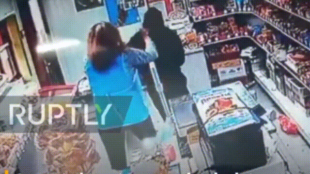 Video: Cướp xông vào cửa hàng khống chế nữ nhân viên và cái kết bẽ mặt