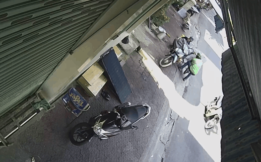 Trộm xử lý cồng kềnh bê xe tẩu thoát nào ngờ bị tóm bởi camera