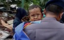 Bé trai sống sót thần kỳ trong thảm họa sóng thần Indonesia