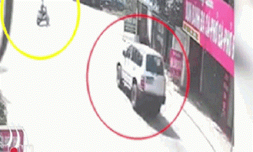 Video: Xe ô tô đánh lái xoay 180 độ, cứu mạng người sang đường ẩu