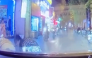 Video: Phát hoảng nữ tài xế xe máy đột ngột ngã trước đầu ôtô