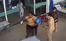 Video : Bệnh nhân bất ngờ đấm vào mặt bác sĩ