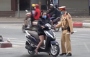 Hà Nội: Người dân đi du Xuân “quên” đội mũ bảo hiểm