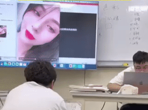 Bạn gái gửi video, thầy giáo vô tình mở giữa lớp học