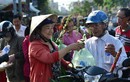 Hàng nghìn người phát đồ miễn phí cho khách đi chùa Bà Bình Dương