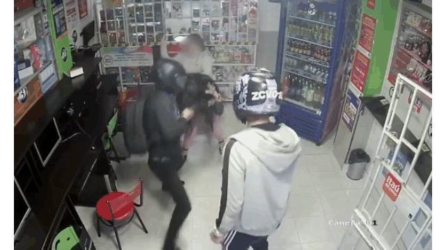 Video: Thiếu nữ rút dao chống trả 3 tên cướp và cái kết bất ngờ