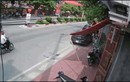 Video: Lao vào Lexus, 2 người đi xe máy bị tông văng xuống đường