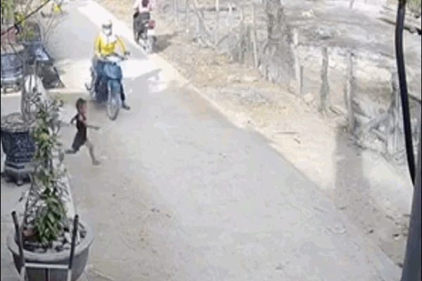 Video: Người phụ nữ bẻ lái, cứu mạng bé trai lao như bay sang đường