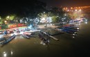 Du khách đội mưa đi đò chùa Hương trong đêm