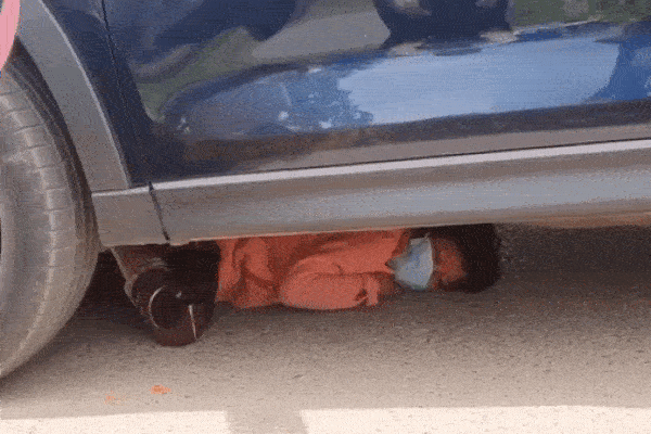 Video: Bà cô nằm gầm xe ăn vạ, tài xế ngán ngẩm: 'Thôi ra đi...'