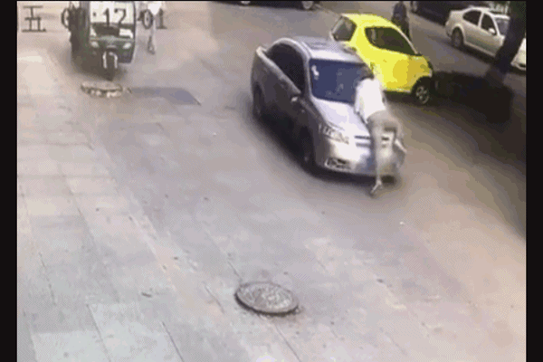Video: Chồng nổi cơn ghen, nhảy lên đầu xe của tình địch đập phá