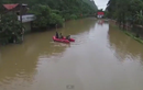 Đi ghe thuyền trên đường phố trong mưa lũ ở Quảng Ninh