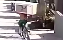 Người đàn ông vác tủ lạnh lên vai, vận chuyển bằng xe đạp 