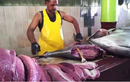Nể phục trước những cách lọc thịt cá của người bán