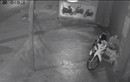 Video: Anh thanh niên ngủ quên trước nhà bị trộm sạch tài sản, xe máy