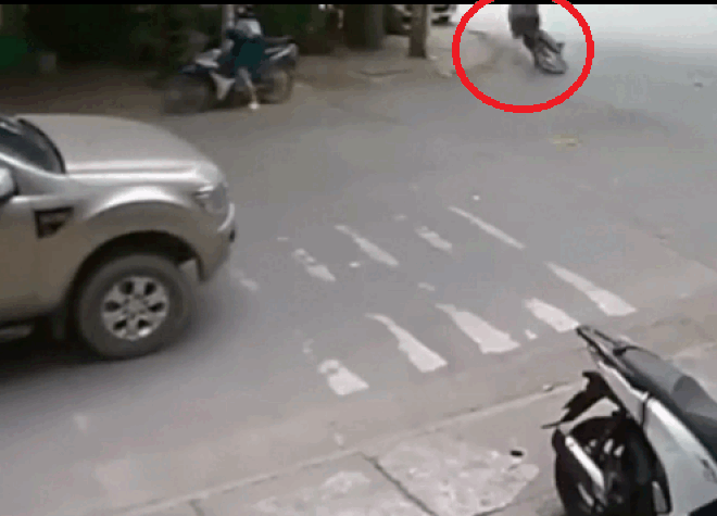 Video: Rẽ bạt mạng trên đường, lái xe máy ngã văng vào gầm ôtô